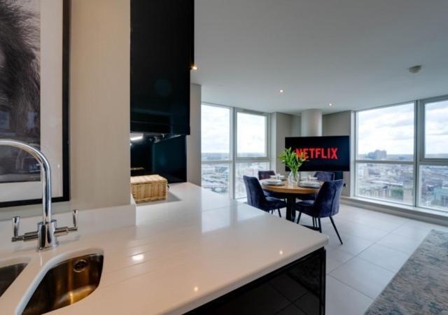 בלפסט Tallest Building In The City Centre Sleeps 5 Incredible City Mountain And Lagan Views מראה חיצוני תמונה